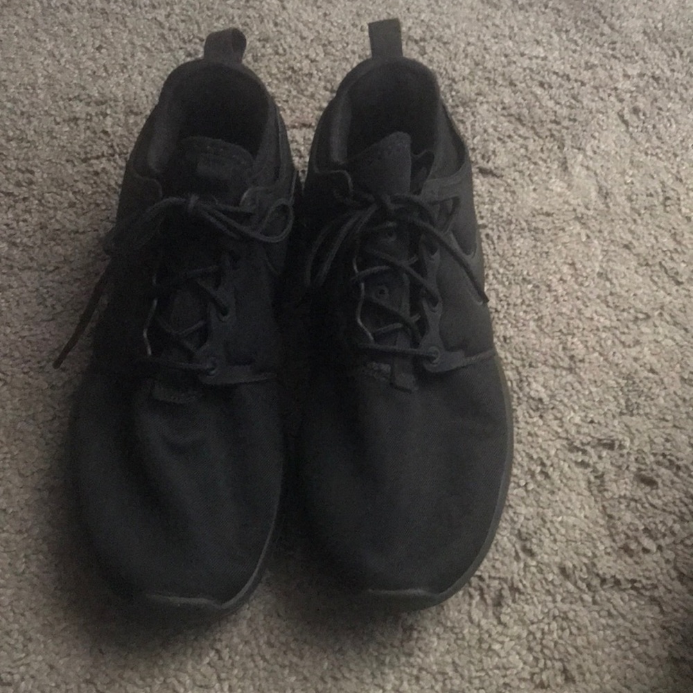 All Black Nike Roshe